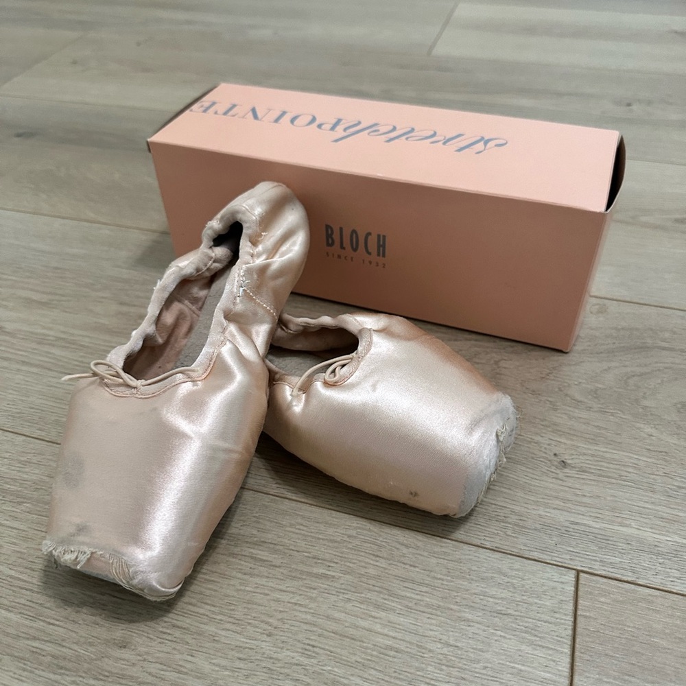 Used Euro Stretch Bloch Pointe Shoes Size 7XX